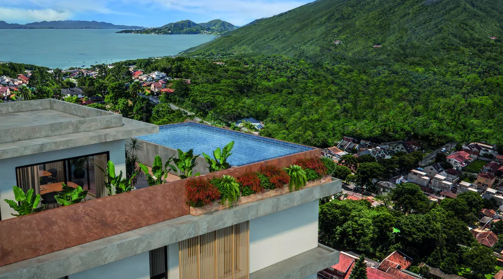 Piscina no rooftop com vista para a baía e o bairro