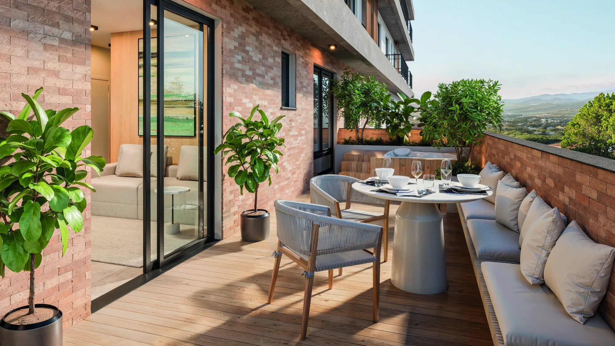 Terraço privativo com mesa posta e vista aberta