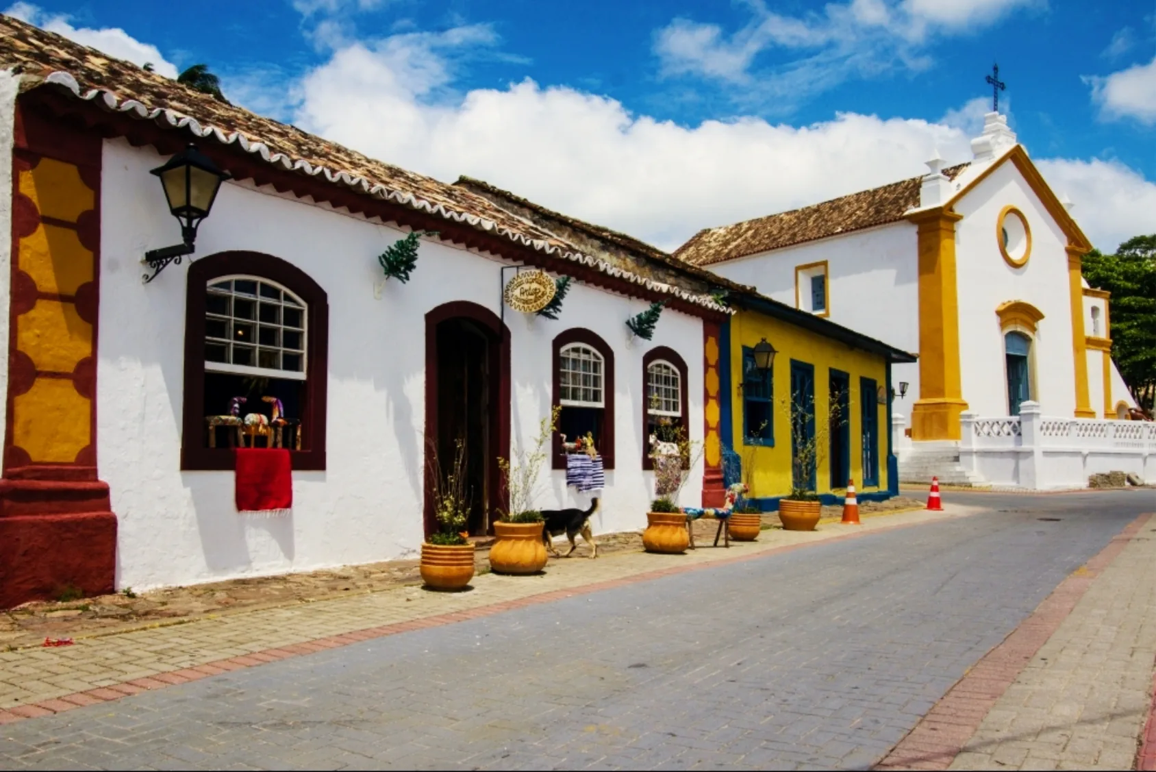 Casario colonial e a igreja de Nossa Senhora das Necessidades, no centro histórico de Santo Antônio de Lisboa